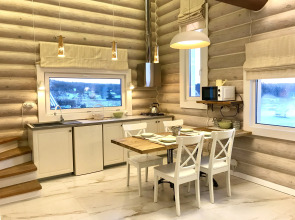 Частный дом Дом на скале с видом на озеро.