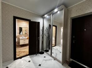 Квартира Новая Двухкомнатная квартира до 8 человек прямо у входа в метро