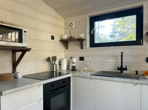 Частный дом у озера с террасой Сосновый дом