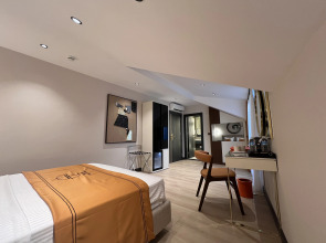 Hotel Elysian Airport