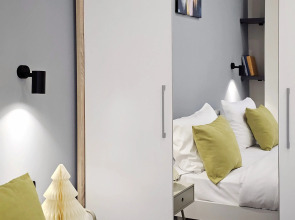 Апартаменты Newly Renovated Condo, Steps to Republic Square