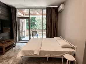 Частный Дом у Леса с Бассейном