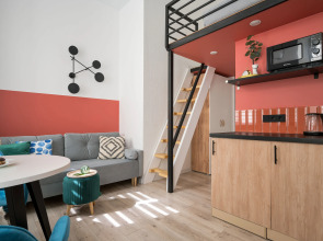 Апартаменты Яркая Двухуровневая студия в центре