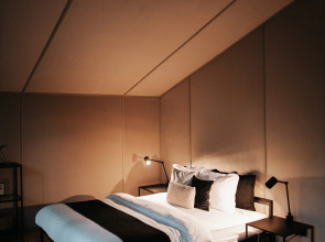 Поляна Глэмпинг, 1-я линия моря (12+)