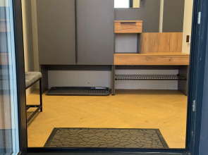 Частный дом у озера