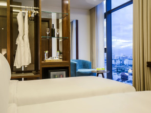 Отель Maximilan Danang Beach