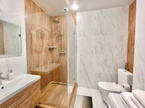 Апартаменты с бассейном у моря