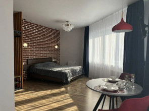 Улучшенные апартаменты Яркий Лофт панорамным видом из окна