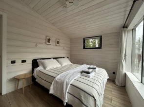 Частный дом у озера с террасой Сосновый дом