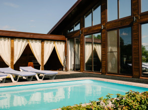 Гостевой дом Барни с горячим бассейном и видом на закат