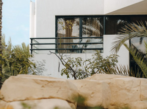 Отель Dubai Marine Beach Resort & Spa