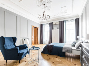 Апартаменты Avenue 180 кв.м с видом на Большую Конюшенную Улицу и Церковь Петра и Павла