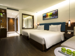 Отель Maximilan Danang Beach