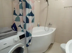 Апартаменты на набережной сети «Все в гости» на ул. Батурина, 27