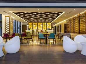 Отель Maximilan Danang Beach