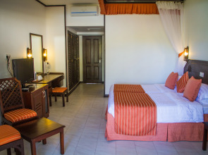 Отель Flamingo Beach Resort & Spa