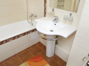 Квартира Двухкомнатная в тихом зеленом дворике