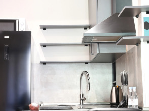 Апартаменты Newly Renovated Condo, Steps to Republic Square