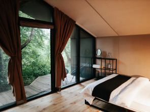 Поляна Глэмпинг, 1-я линия моря (12+)