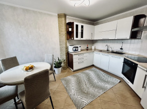 Квартира Уютная просторная однушка (55кв.) с АЛИСОЙ