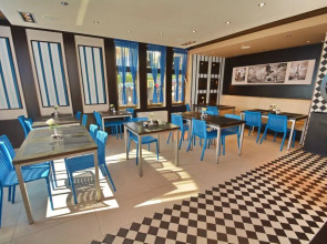 Отель Swiss Holiday