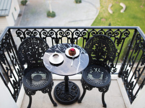 Отель Maroon Pera