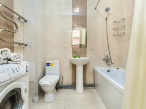 Апартаменты студия в ярких тонах в центре Тюмени