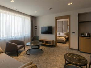 Отель Mona Plaza