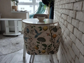 Квартира с подвесными креслами из ротанга на панорамной лоджии