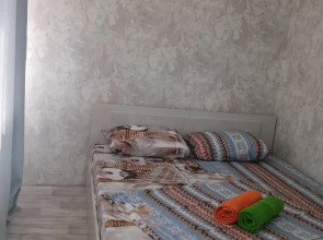 Апартаменты Двухкомнатная квартира с ремонтом рядом с озером