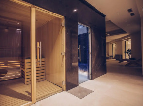 Отель Mona Plaza