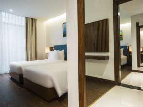 Отель Maximilan Danang Beach