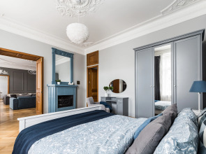 Апартаменты Avenue 180 кв.м с видом на Большую Конюшенную Улицу и Церковь Петра и Павла