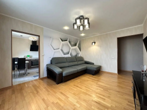 Квартира Трехкомнатная Аэродромная 72а