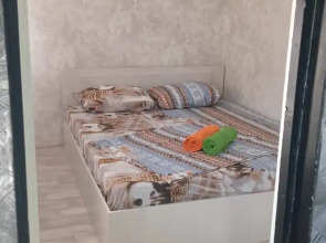 Апартаменты Двухкомнатная квартира с ремонтом рядом с озером