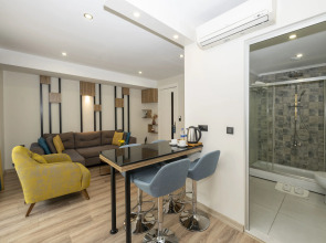 Отель The Marions Suite