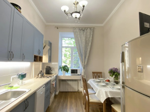 Трехкомантная квартира у летнего сада в Мозаичном дворе