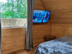 Частный дом Новый 6 местный дом у озера с банным чаном и баней.