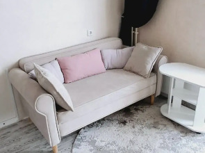 Квартира с подвесными креслами из ротанга на панорамной лоджии