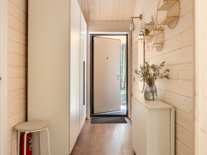 Частный дом в еловом лесу