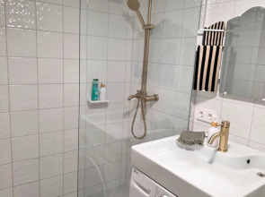 Апартаменты Новые с Высокими Окнами на Пешеходной Улице