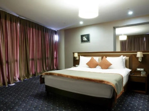 Parkside Hotel & Apartments