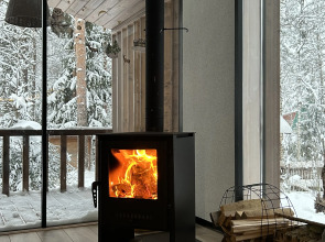 Частный дом у озера с террасой Сосновый дом