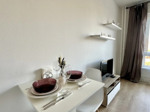 Апартаменты Истоман Two с видом на пруд