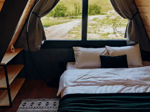 Шале А-фрейм с панорамным остеклением и террасой