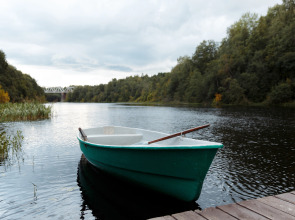 Частный дом у реки