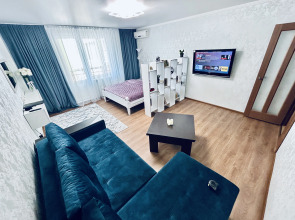 Квартира Уютная просторная однушка (55кв.) с АЛИСОЙ