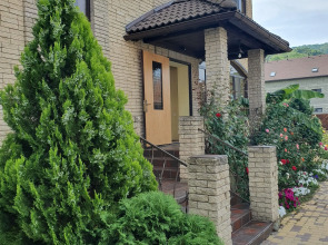 Гостевой дом Замок на Земляничной