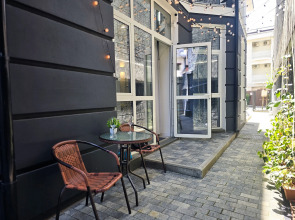 Квартира Стильная студия для 3х человек с кроватями и зоной отдыха на улице