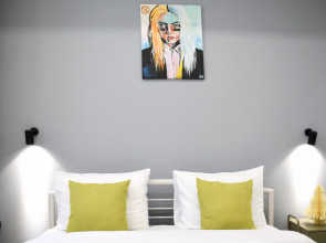 Апартаменты Newly Renovated Condo, Steps to Republic Square